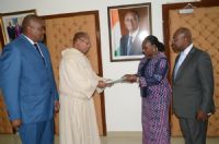 Santé / recevant l’évêque Ahouana (président de la CONARIV)/ des dossiers médicaux urgents remis à la ministre de la santé