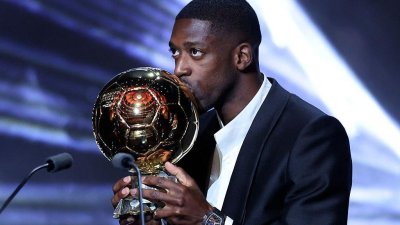 Ousmane Dembélé remporte le Ballon d'Or les larmes aux yeux