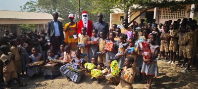 Adzopé : le Maire Florence Achi cadeaute les meilleurs élèves des écoles primaires de la commune