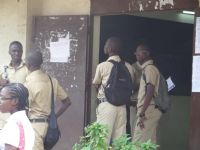 Protestant contre la rétention de leurs notes des élèves du public délogent leurs camarades du privé à Tanda