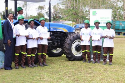 Agriculture au féminin / Plusieurs femmes employées de SAPH : sensibilisées et formées à la conduite d’engins agricoles