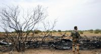 Crash au Mali: les boîtes noires en route pour la France, qui se met en deuil