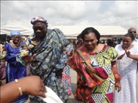 Le maire François Amichia communie avec les commerçants du marché de Belleville (Treichville)