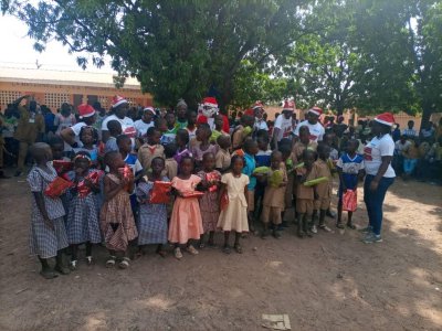 Arbre de Noël à Lataha :  Dr Siélé Silué Conseiller Spécial du Premier  Ministre  cadeaute  de nombreux  enfants