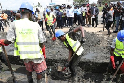 Assainissement : Le ministre Bouaké Fofana lance l’opération curage des caniveaux dans la Commune d’Abobo