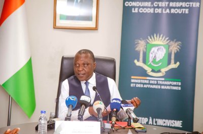 Augmentation du prix du carburant : le ministre Amadou Koné rencontre les organisations de transporteurs et les associations de consommateurs