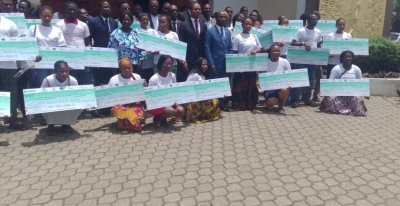 Autonomisation : cinquante jeunes reçoivent des chèques pour financer leur projet à Grand Bassam