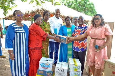 Avec les conseillères municipales, les épouses des élus : Thérèse Houphouët-Boigny, par un important don, soulage l’orphelinat de Toumodi