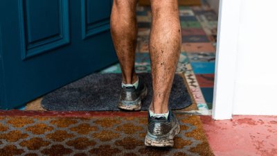 Comment la simple habitude de retirer vos chaussures en entrant chez vous peut contribuer à votre bonne santé
