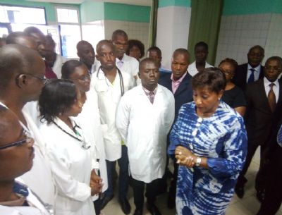 La ministre de la santé exhorte le corps médical des urgences du CHU de Treichville à être plus « humain »