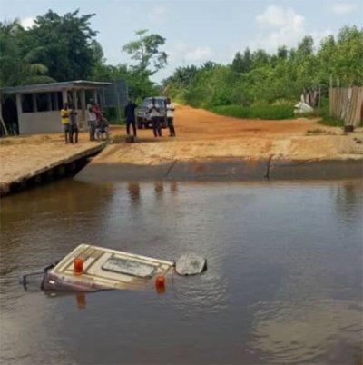 Bac d'Eloka (Grand-Bassam) : l'Ageroute annonce la chute accidentelle d'un camion dans la lagune (Communiqué)