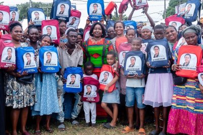 Bassam : Me Linda Diplo offre 2000 kits scolaires aux élèves 