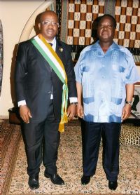 Le député Zié Coulibaly dédie son écharpe au président Bédié / La maquette du musée du Pdci-Rda présentée au président Bédié