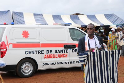 Biankouma: le Ministre Vagondo Diomandé offre une ambulance à la population de Dingouin