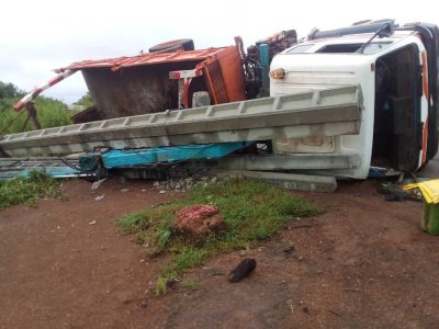 Bolona (Route Internationale A5) : un camion transportant des poteaux en béton se renverse et fait des blessés