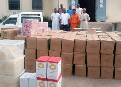Bouaké / Carême chrétien: Le colonel Kouassi Yao Julien fait des dons de vivres et de non vivres à communauté chrétienne catholique
