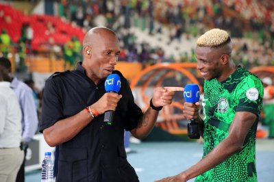 CAN 2023 : Didier Drogba félicite Victor Osimhen sur le plateau de NCI après sa victoire face au Cameroun en 8e de finale