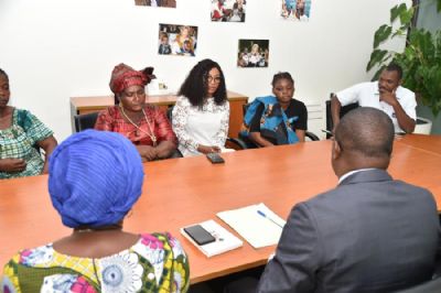 Dominique Ouattara vient en aide à une jeune fille souffrant du cancer de sein