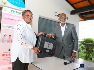 Centre National de Radiothérapie et d’Oncologie : le Maire Jean-Marc Yacé offre du matériel médical