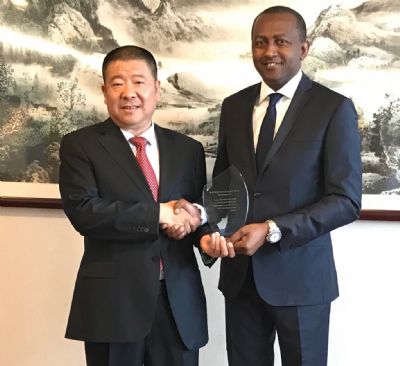 Reconnaissance du mérite : l’ivoirien Siriki Sangaré reçoit une distinction à Beijing, (Pekin), en chine