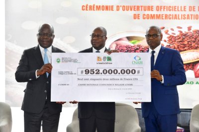 CMU : un chèque de 952 millions FCFA couvrant les cotisations des producteurs de café-cacao remis à la CNAM