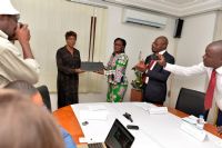 La Représentante spéciale remet du matériel informatique et bureautique aux commissaires régionaux de la CNDHCI