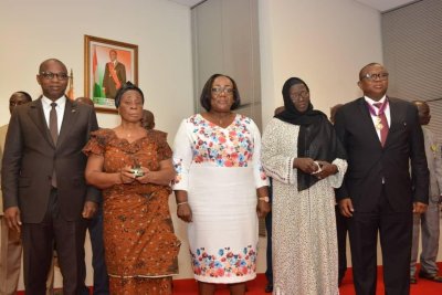 Communication et Économie Numérique: le Ministre Amadou Coulibaly salue le mérite de 58 agents de la Poste distingués dans l'Ordre du Mérite