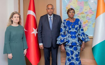 Compassion et solidarité du gouvernement après le séisme meurtrier en Turquie : le Premier Ministre, Patrick Achi, signe le livre de condoléances à l'ambassade turque