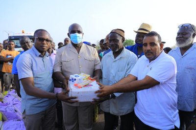 Embargo CEDEAO/UEMOA: le président du Conseil régional de la Bagoué fait don de vivres aux transporteurs routiers bloqués à la frontière ivoiro-malienne
