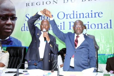 Conseil régional du Béré / Le ministre gouverneur Dosso Moussa passant le flambeau au Sénateur Dogomo Kanaté : 