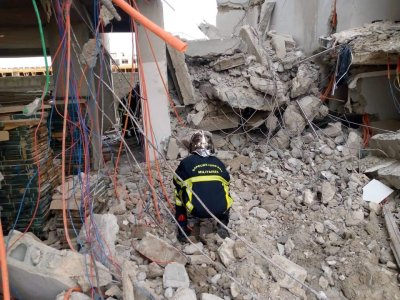 Côte d'Ivoire/ Effondrement d'un immeuble à Angré Château: extraction de 2 corps sans vie ( Pompiers, opération en cours). 