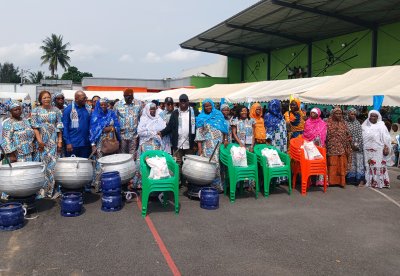 Côte d'Ivoire/ Fête des mères : une ONG offre des kits de cuisine et des chaises à des associations de femmes à Adjamé