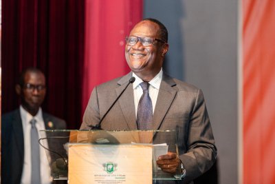 Côte d'Ivoire/Fin de la 3è Foire nationale de l'emploi et du recrutement à Abidjan : plusieurs jeunes porteurs de projets reçoivent des chèques 