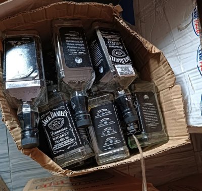 Côte d'Ivoire : la gendarmerie démantèle un dépôt de contrefaçon d'alcool à Treichville