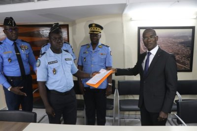 Côte d'Ivoire : le Ministre de l'intérieur félicite le sergent de police Assi Assi Maxime pour son acte de bravoure 