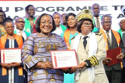 Côte d'Ivoire :  plusieurs agents des services publics reçoivent leur parchemin de fin de formation en management des administrations publiques