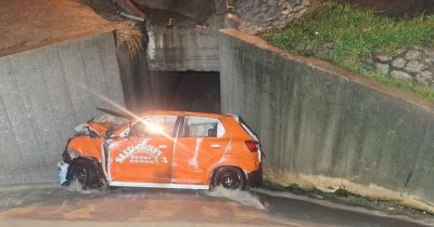 Côte d'Ivoire/Saison des pluies : Un taxi ville emporté par les eaux de ruissellement dans un caniveau sur la voie express Adjamé-Yopougon 