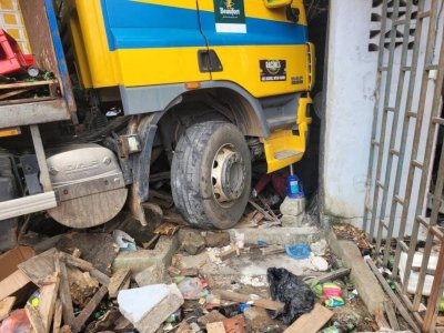 Côte d'Ivoire : un camion percute un magasin en marche arrière à Abobo et fait deux victimes dont une incarcérée 