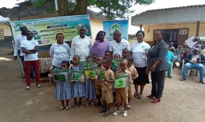 Côte d'Ivoire/ Yopougon:  une ONG  offre des kits scolaires et de lavage des mains à une école primaire publique