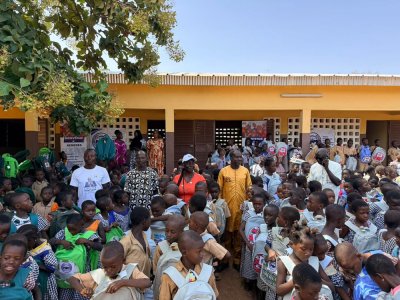 Côte d’Ivoire : 523 élèves reçoivent des kits scolaires dans le village natal d’Amadou Coulibaly