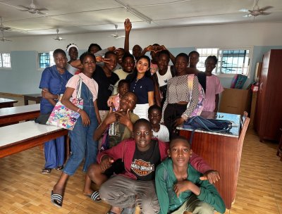 Côte d’Ivoire/Éducation citoyenne : une jeune bénévole dispense gratuitement des cours d’Anglais à des ‘’enfants vulnérables’’ à Koumassi