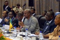 Crise au Burkina Faso: Qui pour succèder à Compaoré ? / Abdou Diouf attendu