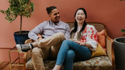 Pourquoi nous changeons de voix lorsque nous parlons une autre langue?