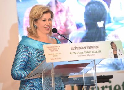 La Première Dame Dominique Ouattara, lors de la cérémonie d’hommage à Madame Henriette Dagri Diabaté, Grande Chancelière de l’Ordre Nationale : « Les femmes de Côte d’Ivoire se reconnaissent en toi »