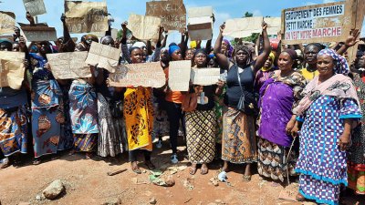 Des femmes s’opposent à une opération de déguerpissement concernant un site public à San Pedro