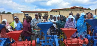 Des groupements de femmes reçoivent des broyeuses à Madinani