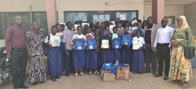 Des kits offerts aux filles du lycée moderne de Tengréla pour améliorer leurs compétences en mathématiques