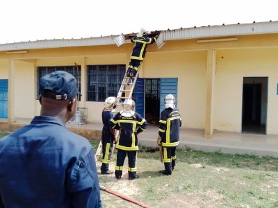 Des sapeurs pompiers détruisent des ruches d'abeilles au lycée de Sinématiali