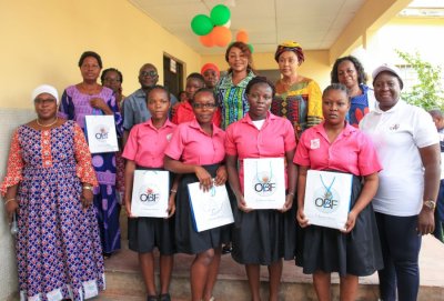 Des serviettes hygiéniques offertes aux jeunes filles de l’IFEF de Yopougon Selmer