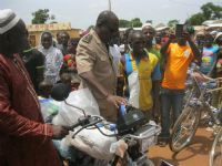 Dikodougou-Ouattaradougou/ quartier senoufo ravagé  par le feu: Les familles sinistrées reçoivent des vivres et non vivres du  DG des douanes et des cadres du département